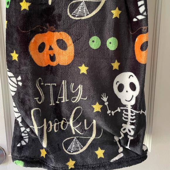 Stay Spooky Halloween Plush Throw Blanket with Skeleton, Mummy, Pumpkins NWT - Picture 3 of 4
